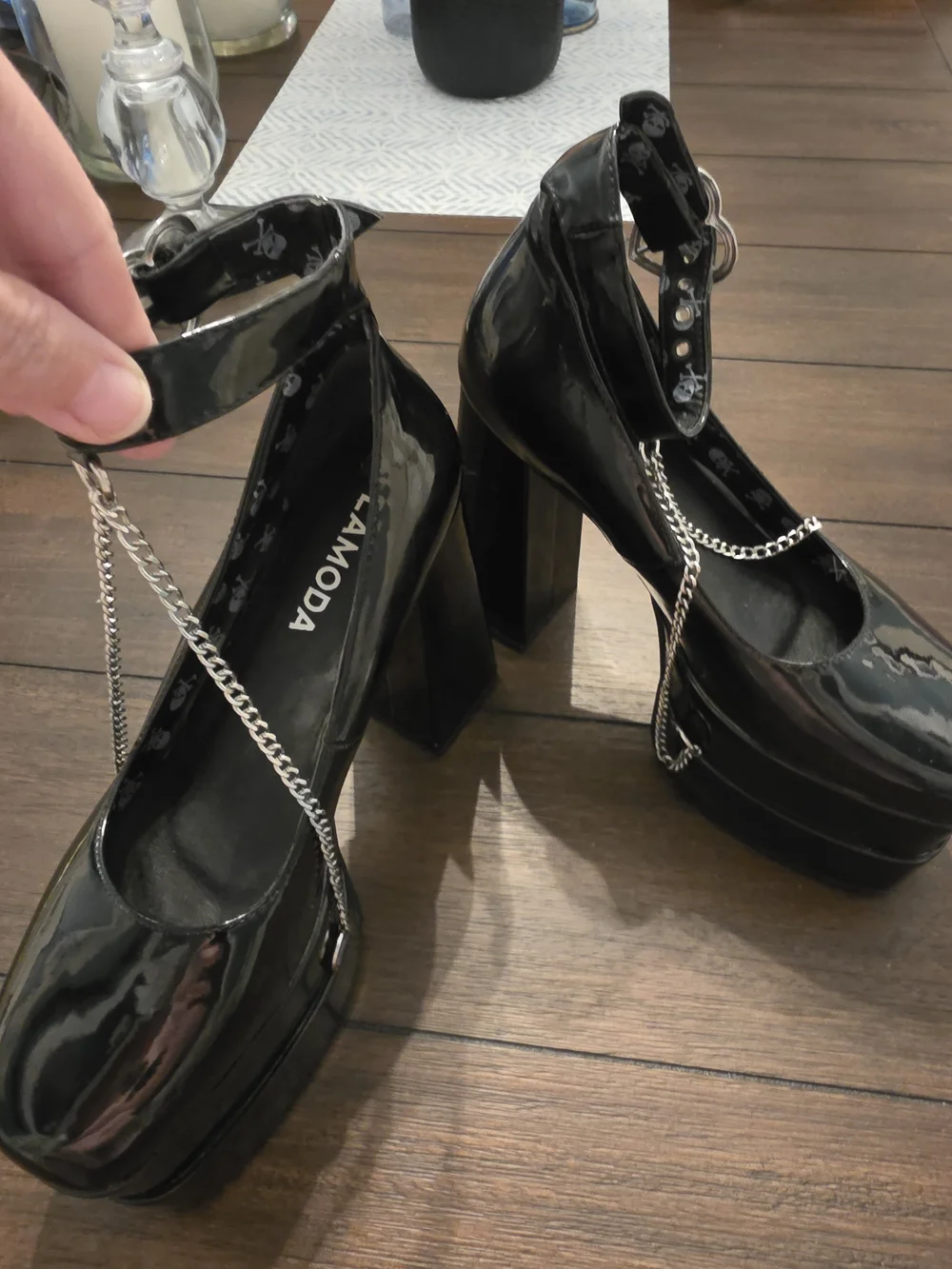 Lamoda glossy black